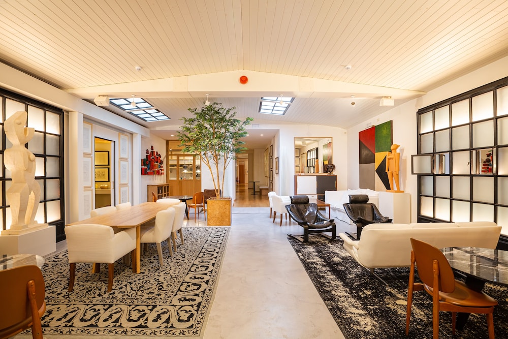 Margot House 27/50