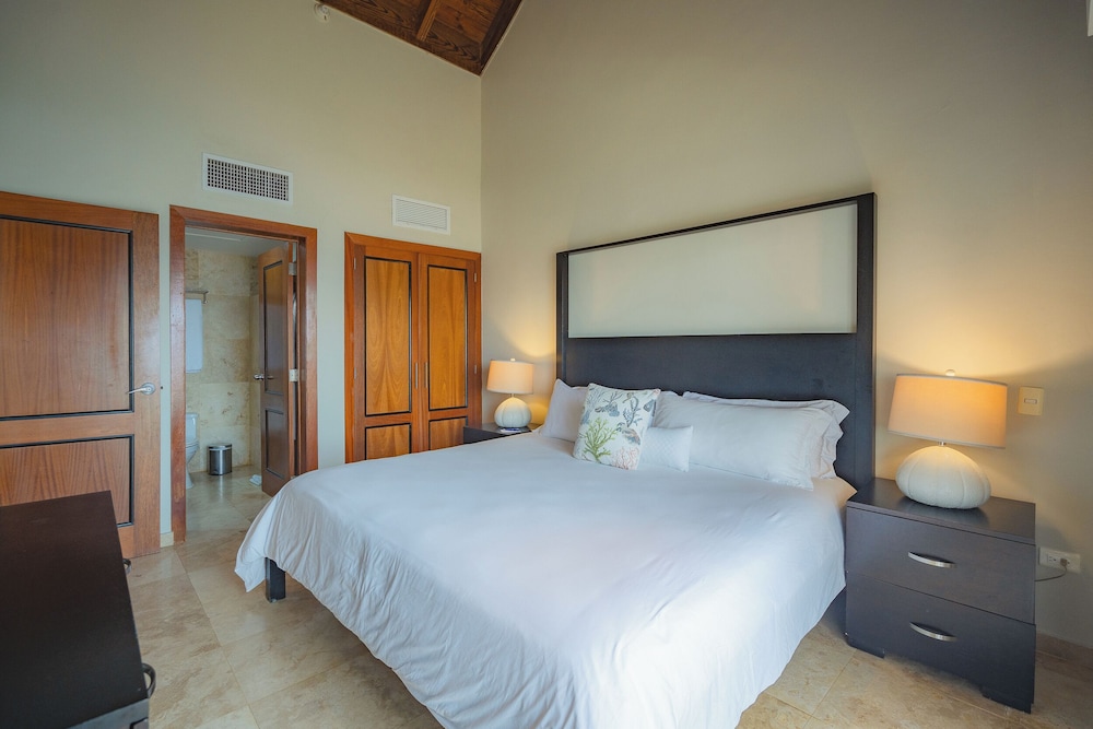 شقة ديلوكس بسرير كينج وسرير كوين بإطلالة على البحر بغرفتي نوم مع أريكة بمطبخ صغير، The Bannister Hotel and Yacht Club 3/4