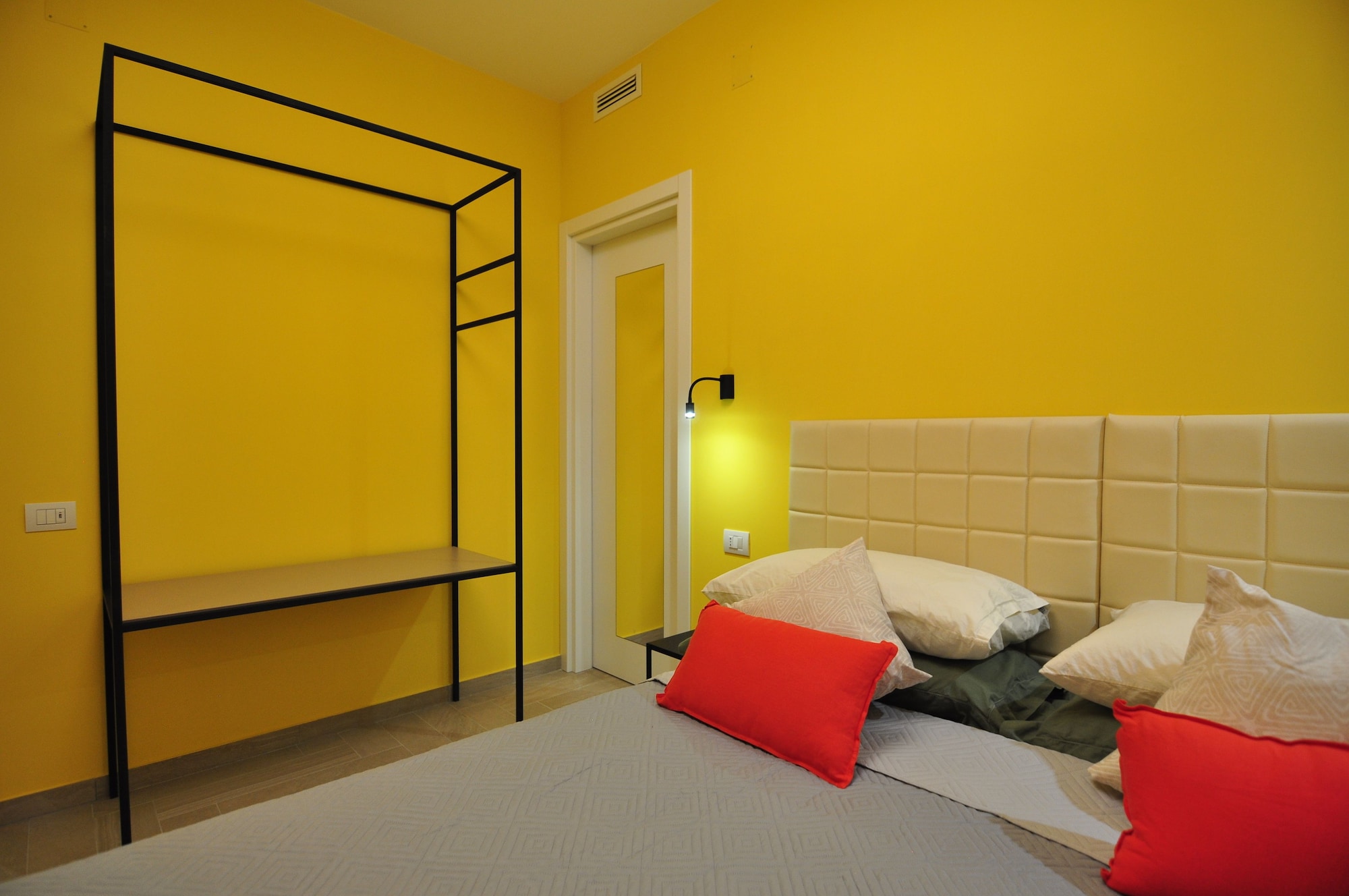 STANDARD, QUEEN BED
