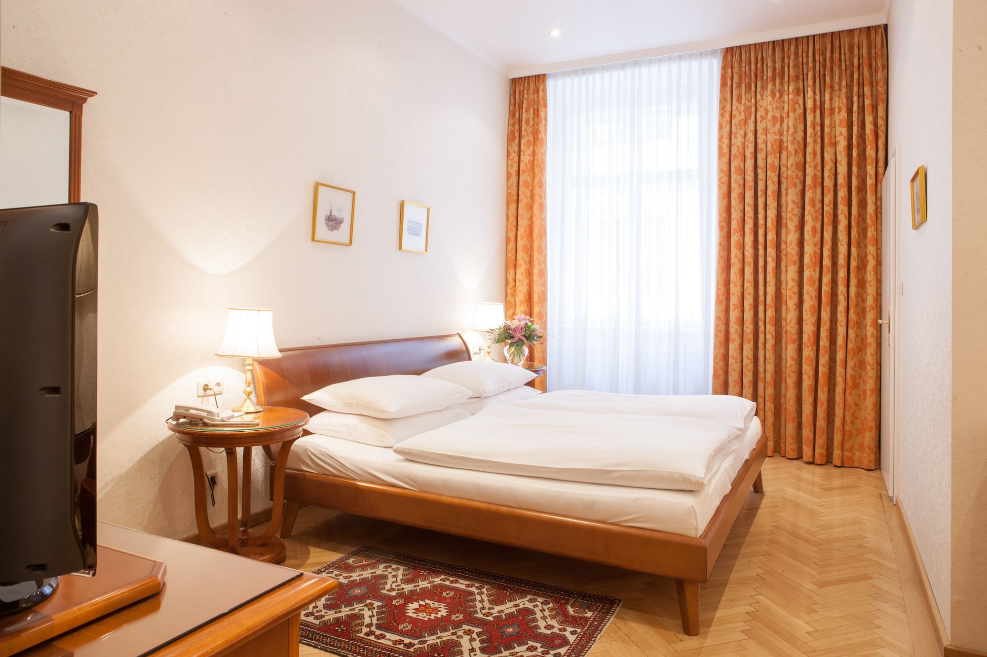 ROOM, DOUBLE BED