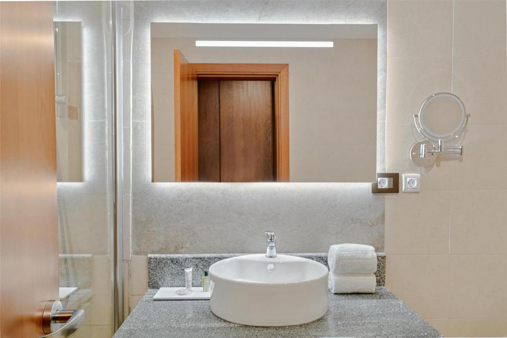 JUNIOR SUITE, DELUXE, KING BED, AIRPORT VIEW