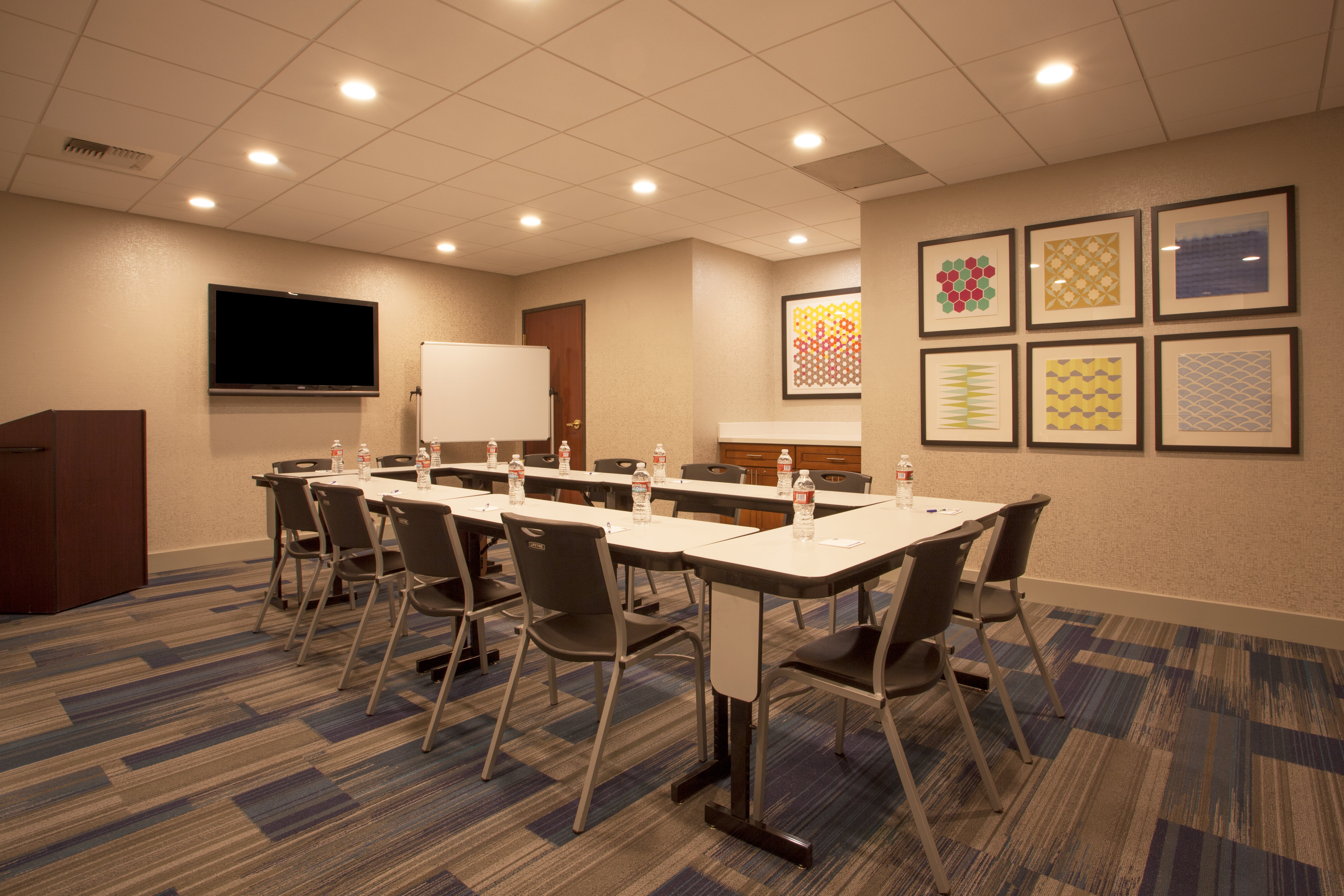 Holiday Inn Express Suites Davis University Area 23/27