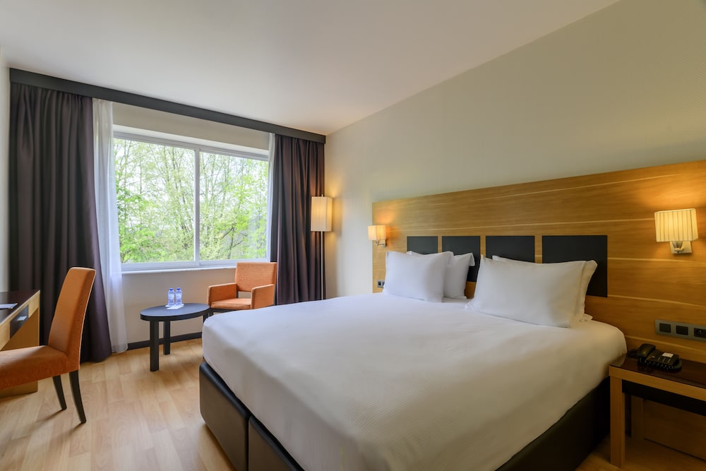 ROOM, SINGLE, TWIN BEDS