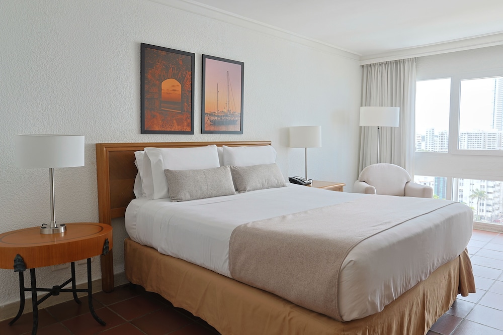 EXECUTIVE, QUEEN BED, PARTIAL OCEAN VIEW