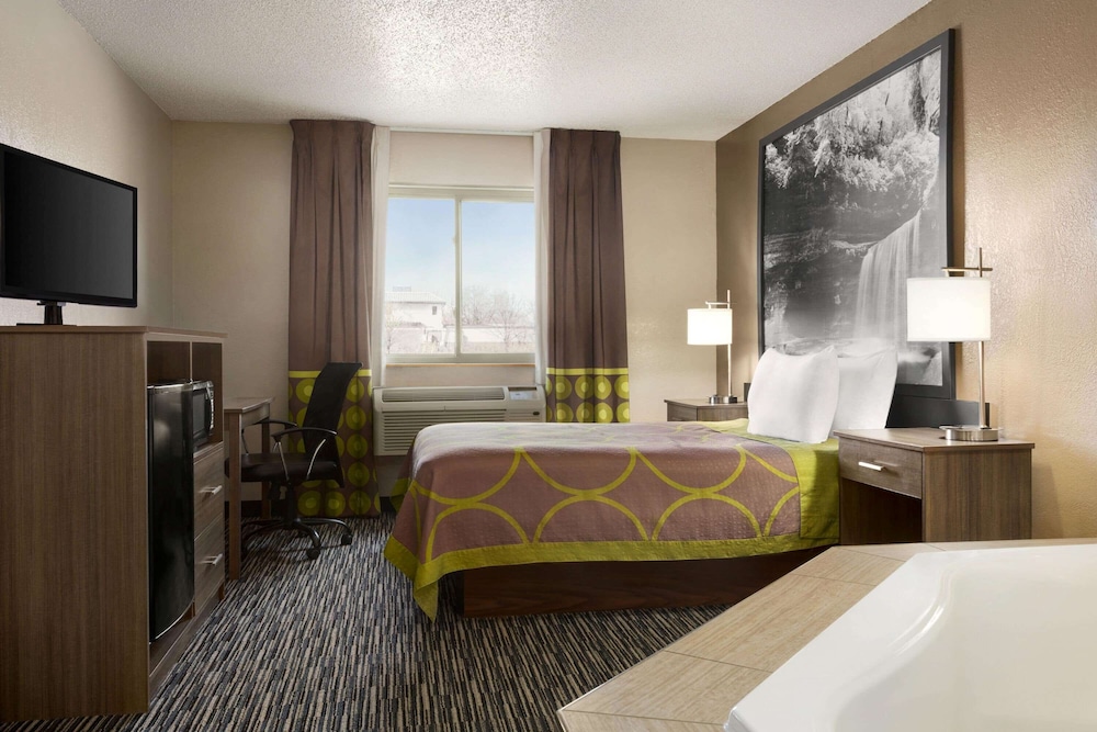Super 8 by Wyndham Joliet I-55 N/Chicago 21/48