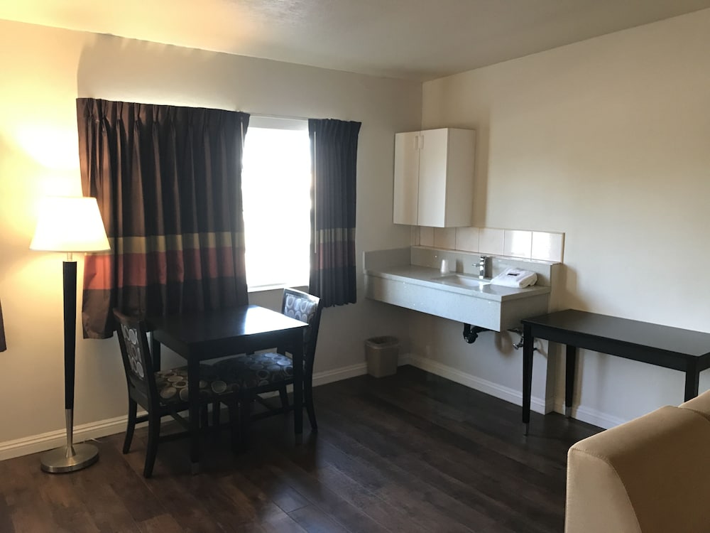 Manhattan Inn & Suites 14/24