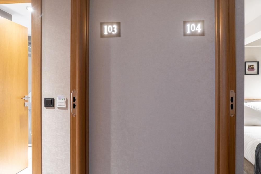 Meg Hotel 50/50