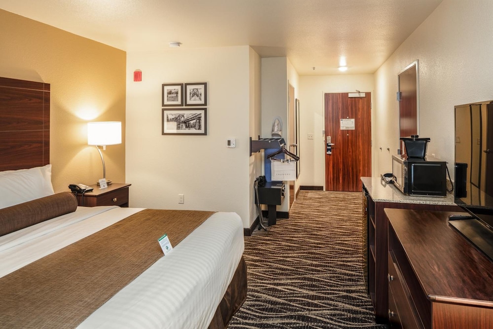 Cobblestone Inn & Suites - Fairfield Bay 24/42