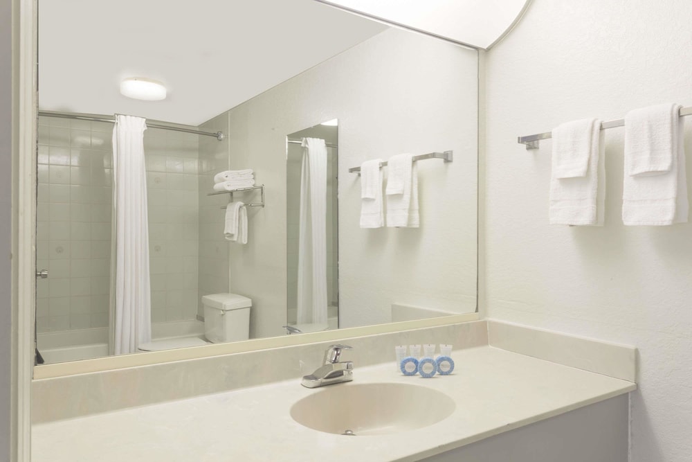 Days Inn & Suites By Wyndham Port Richey 11/45