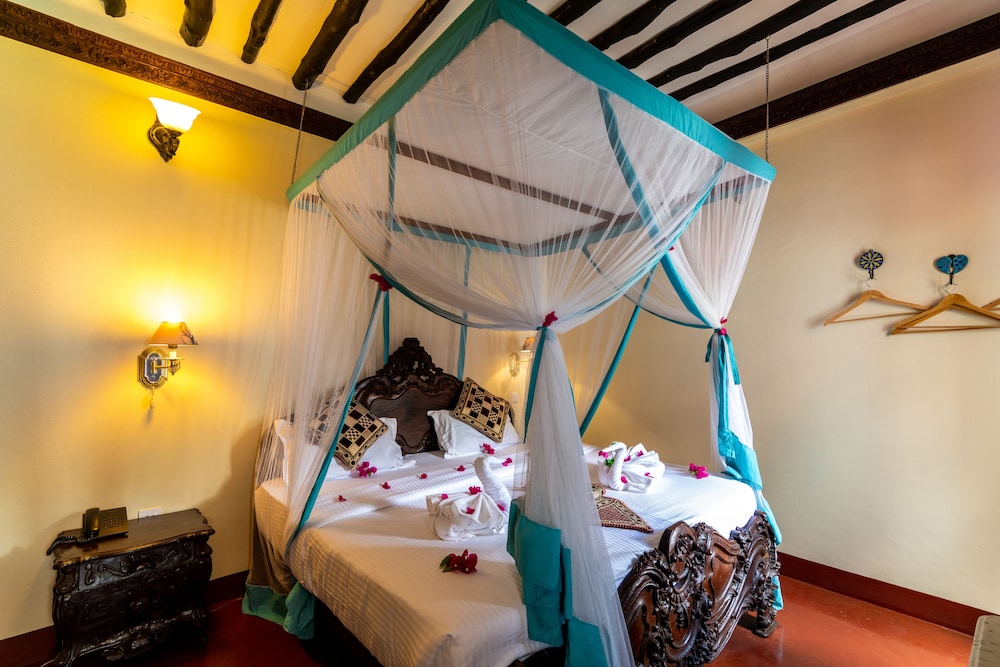 Dhow Palace Hotel 34/75