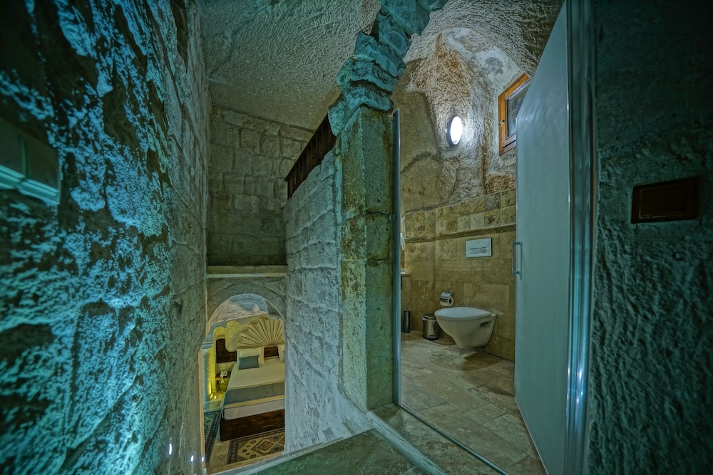 CASTLE CAVE HOUSE 25/50