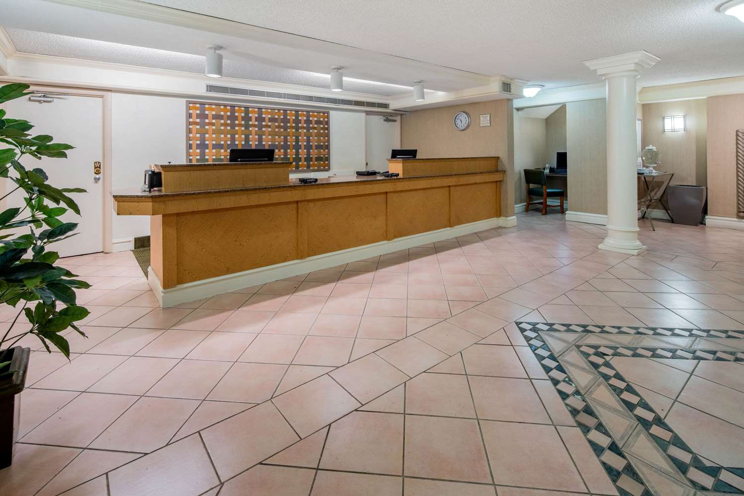 La Quinta Inn & Suites by Wyndham Irvine Spectrum 8/49