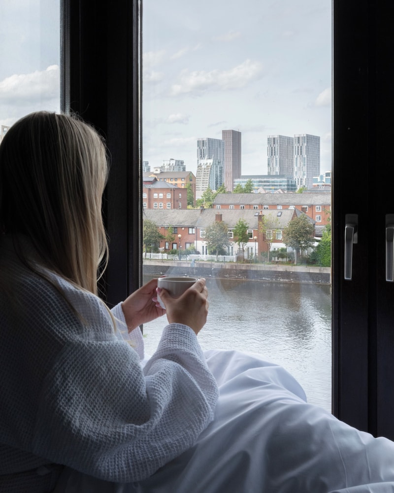 Club Quayside Room with One Double Bed, Copthorne Hotel Manchester Salford Quays 2/4