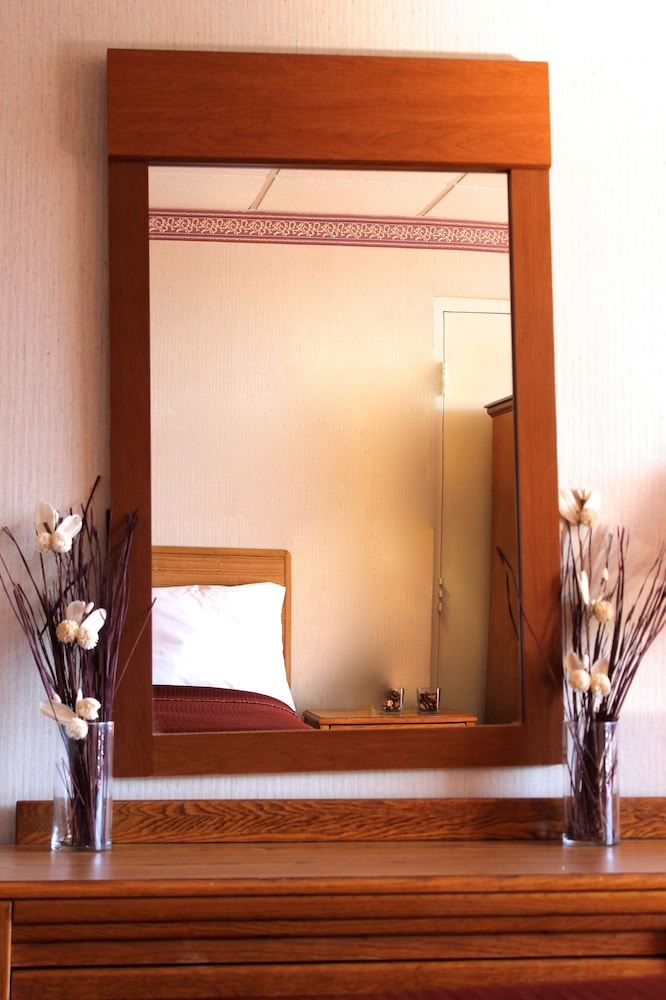 Regency Inn 7/33
