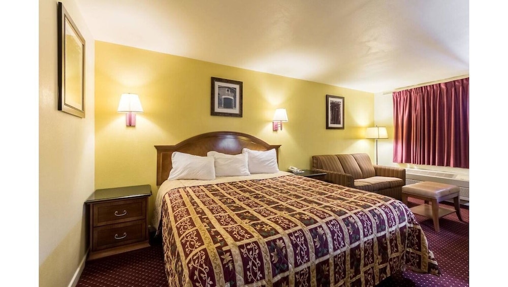 Hillview Inn At Six Flags Fiesta 15/35