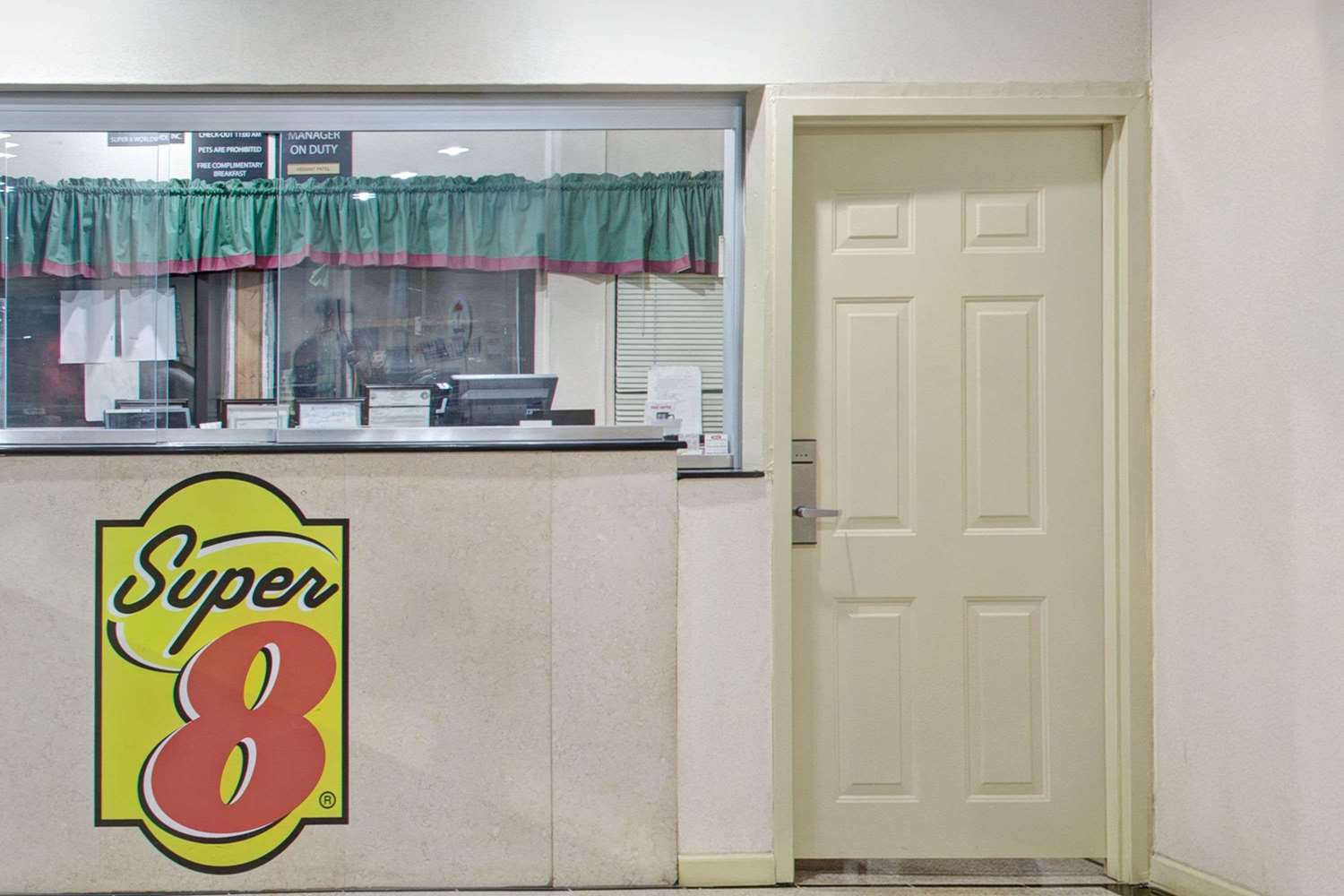 Super 8 By Wyndham Suwanee 4/12