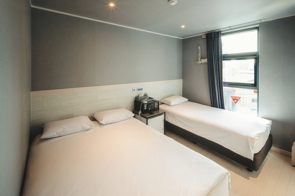 Deluxe, 1 Double and 1 Single Bed