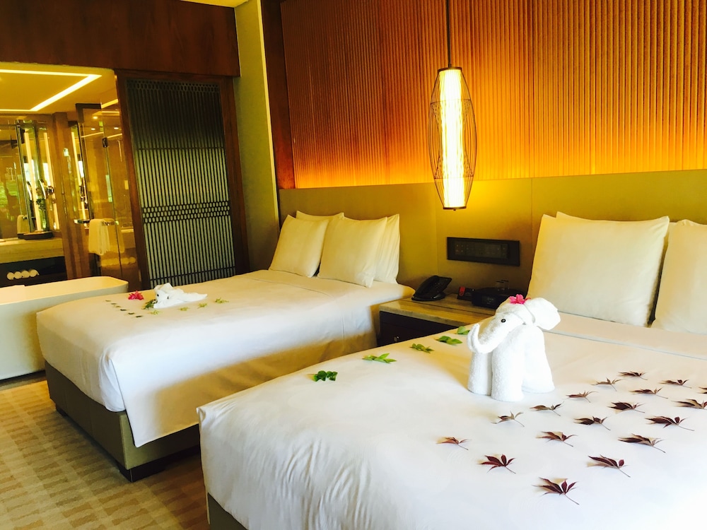 Room, King Bed, Golf Course View, Balcony