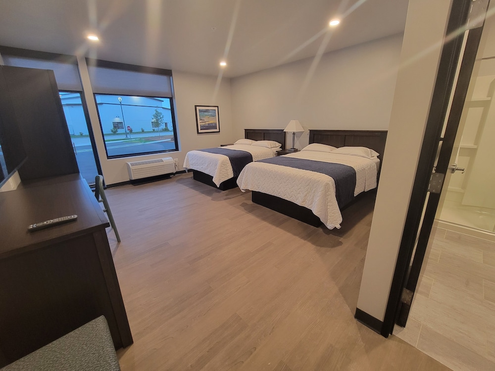 Room, 2 Queen Beds, Street View