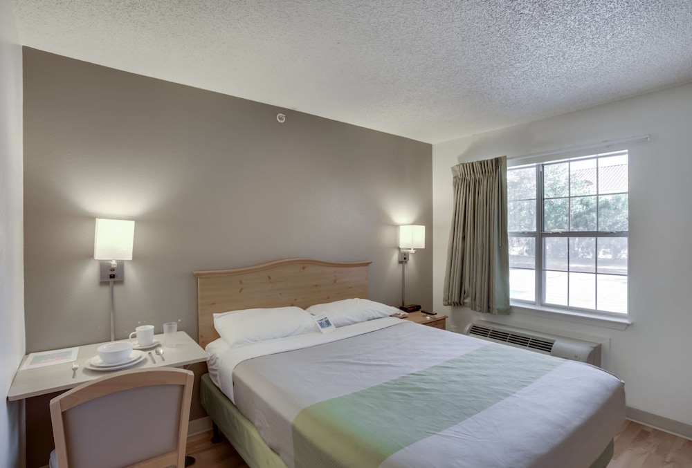 1 Queen Bed - Micfridge, Smoking