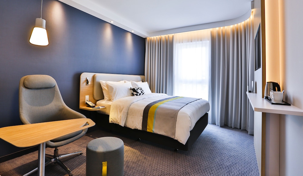 HOLIDAY INN EXPRESS STUTTGART - WAIBLINGEN 12/69