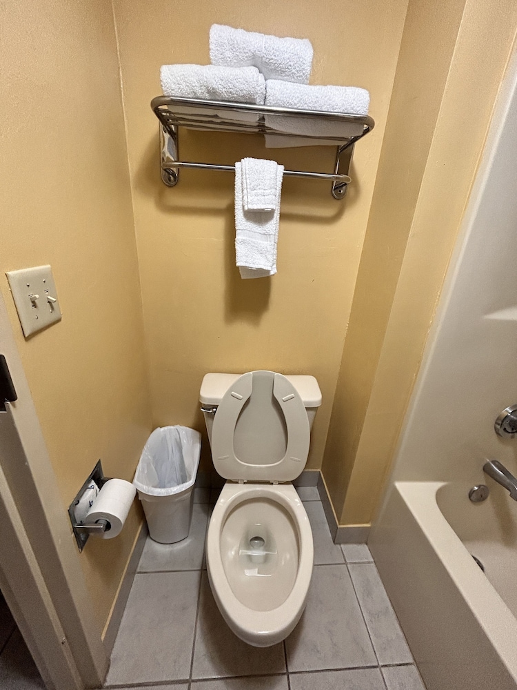 Home Town Inn And Suites 43/47