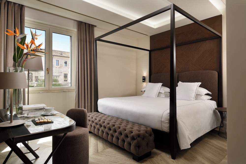 Superior Executive Four Poster Bed City View