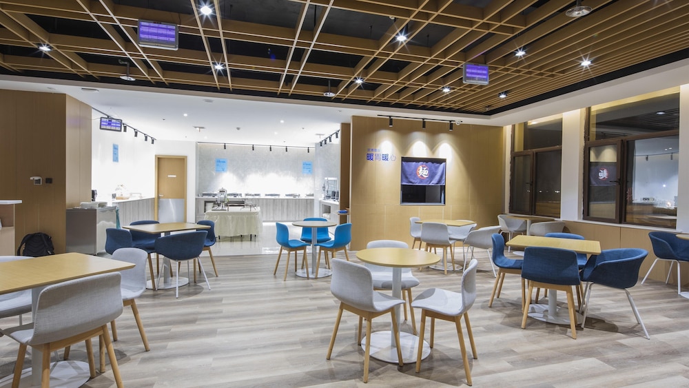 Holiday Inn Express Shangqiu Ancient Town 53/64