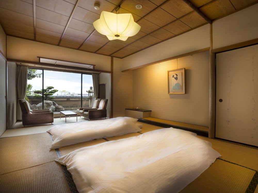 Special, 5 Futon Beds, Outdoor Bath