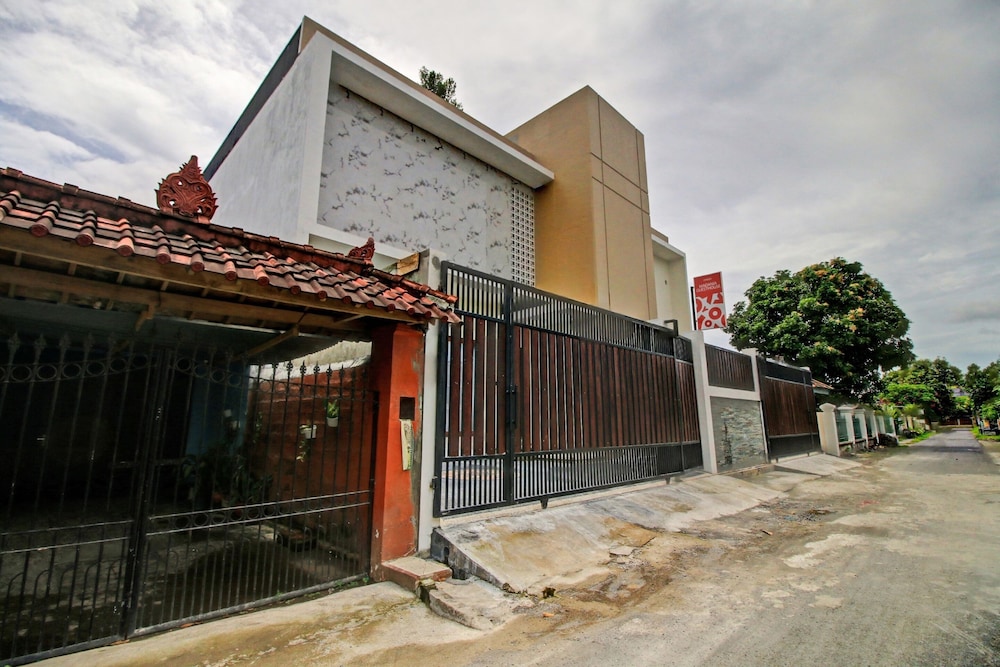 OYO 90820 Madania Guesthouse Syariah 21/23