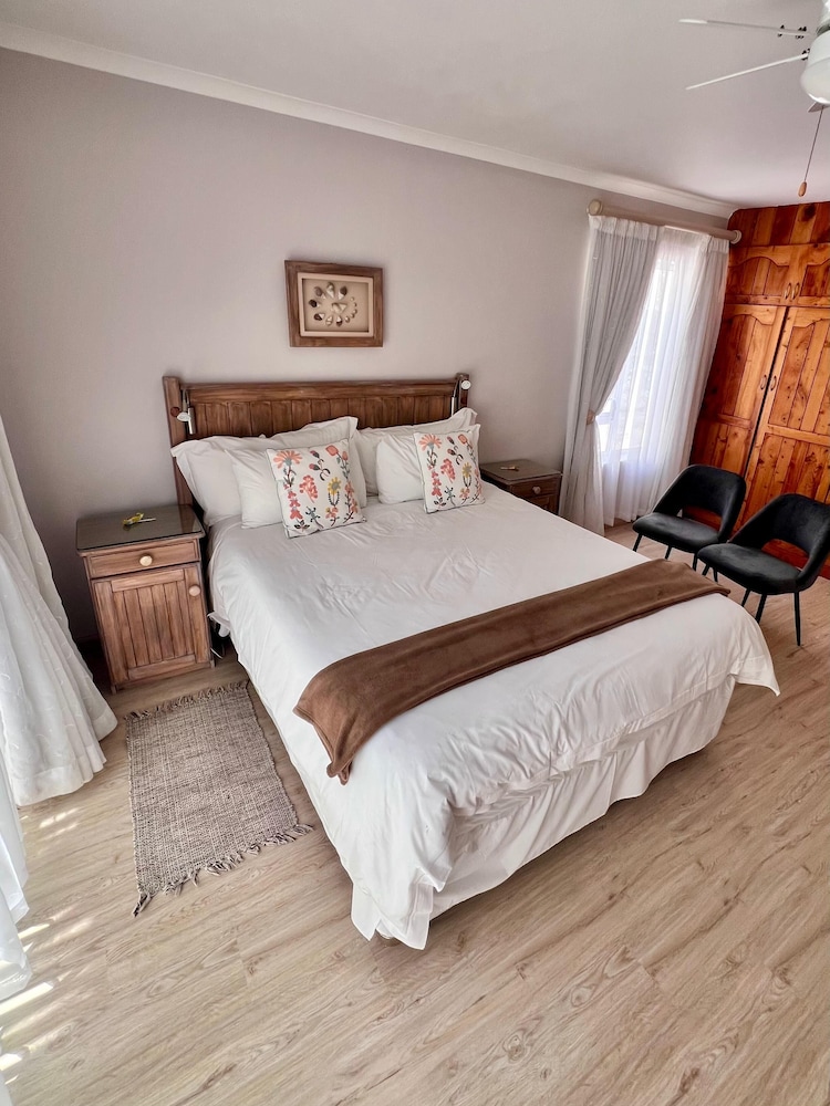 Nautilus, Queen Bed