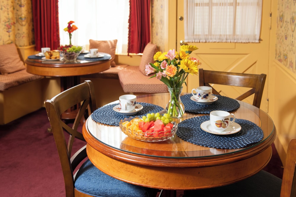 Americas Cup Inn 69/81