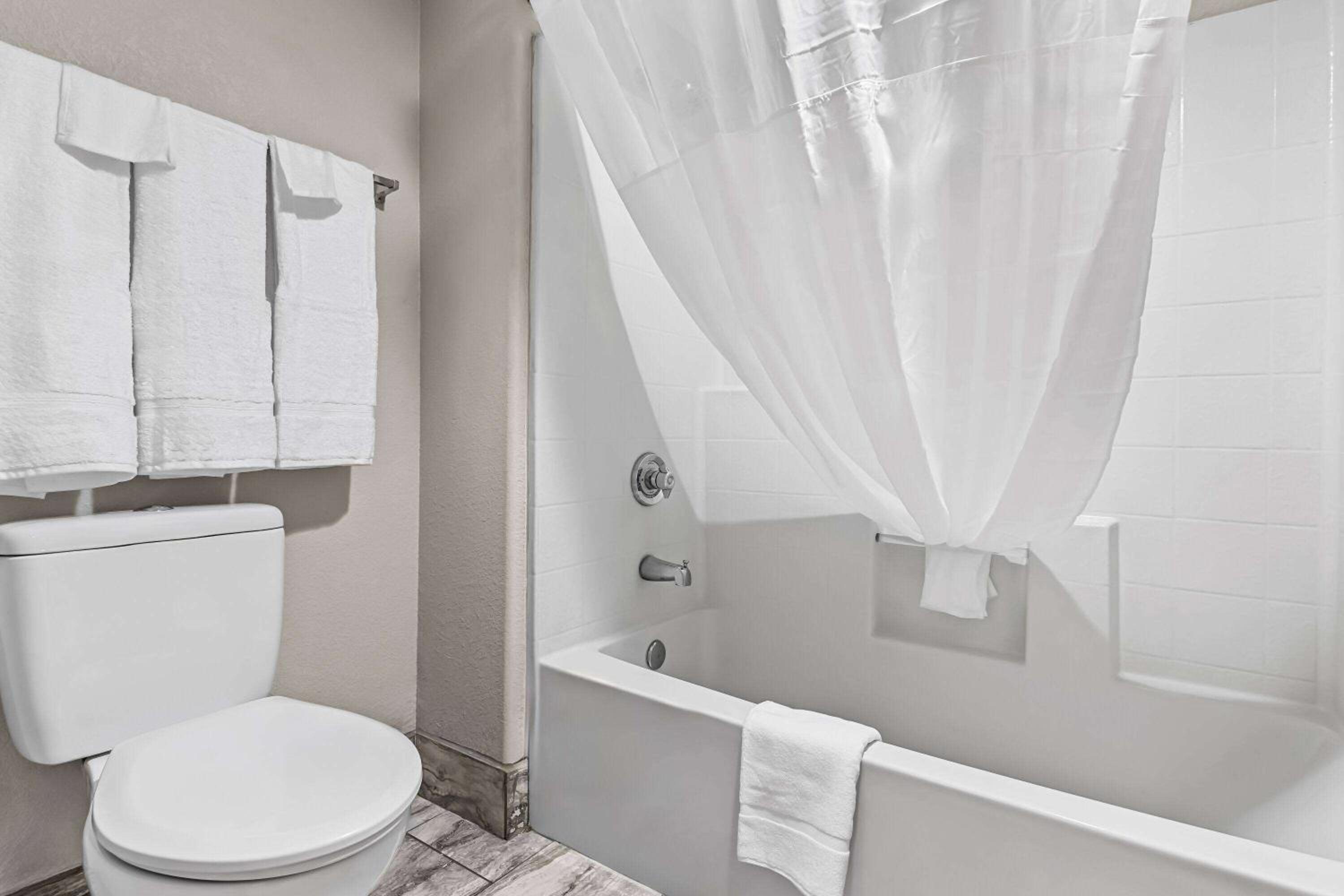 غرفة بسرير كينج للمدخنين، Days Inn by Wyndham Buckeye 6/6