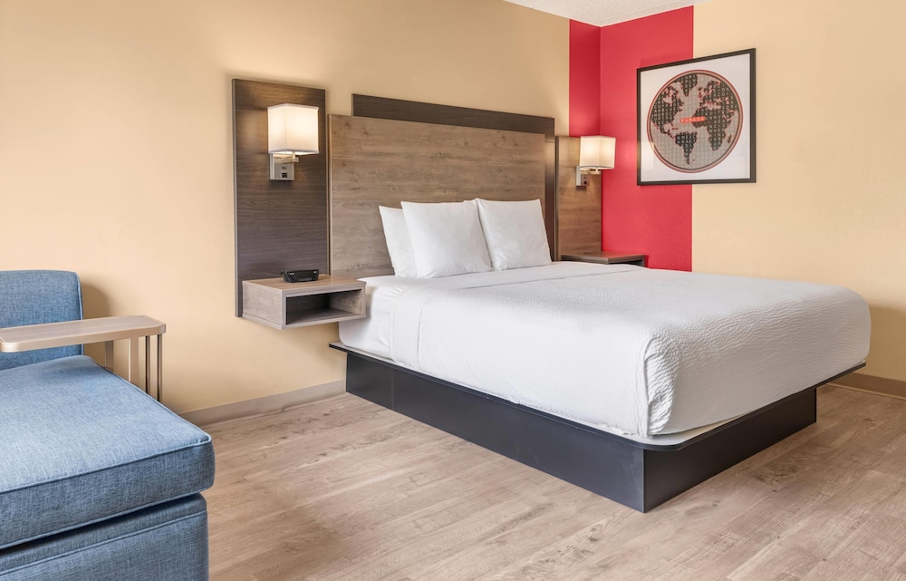 غرفة ديلوكس مفردة بسرير كينج مع أريكة، Ramada By Wyndham Minneapolis Golden Valley 2/5