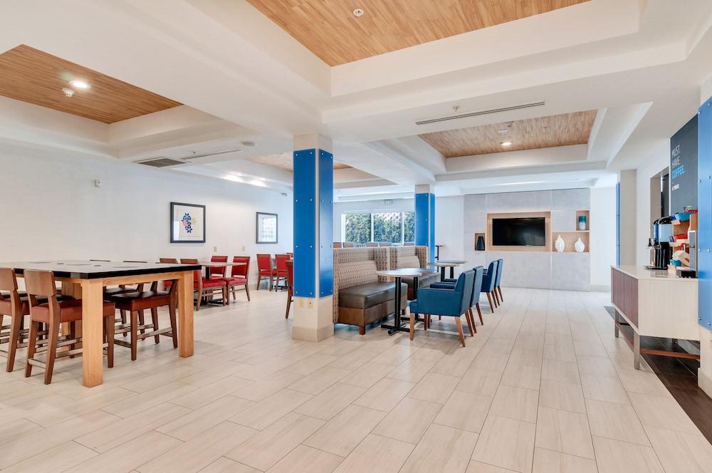 Holiday Inn Express Hotel And Suites Lake Elsinore 42/61