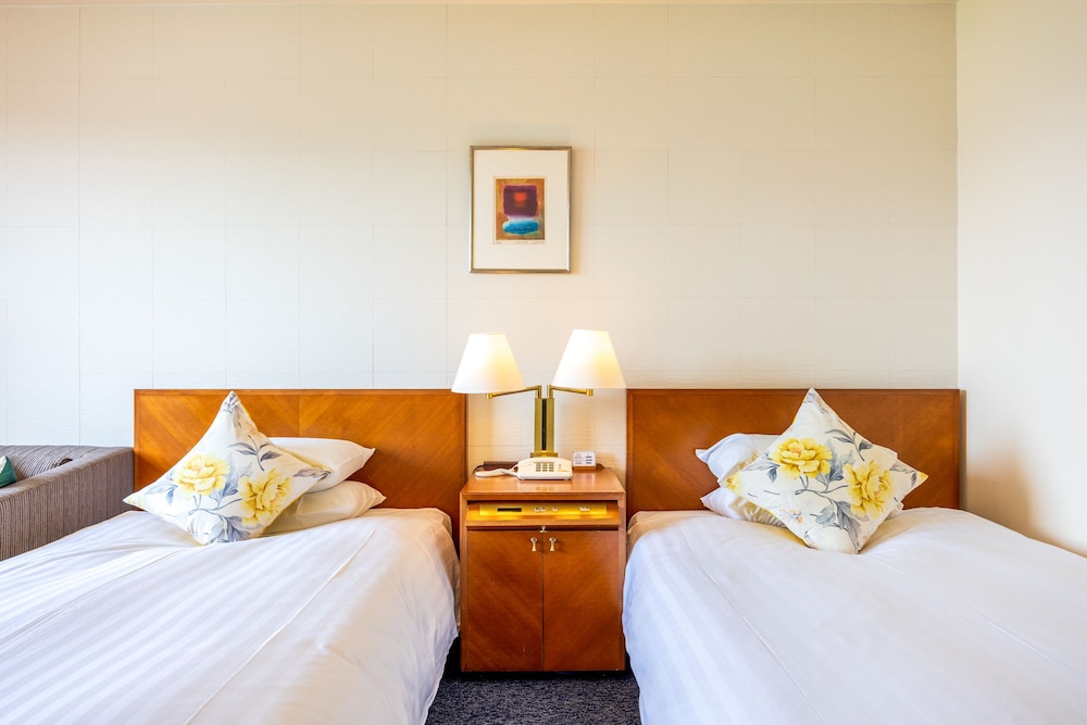 SUPERIOR, TWIN BEDS, LAKE VIEW