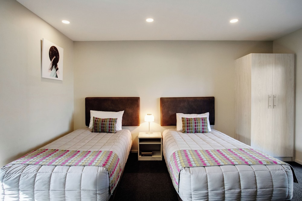 Ellerslie Palms Motel 19/68