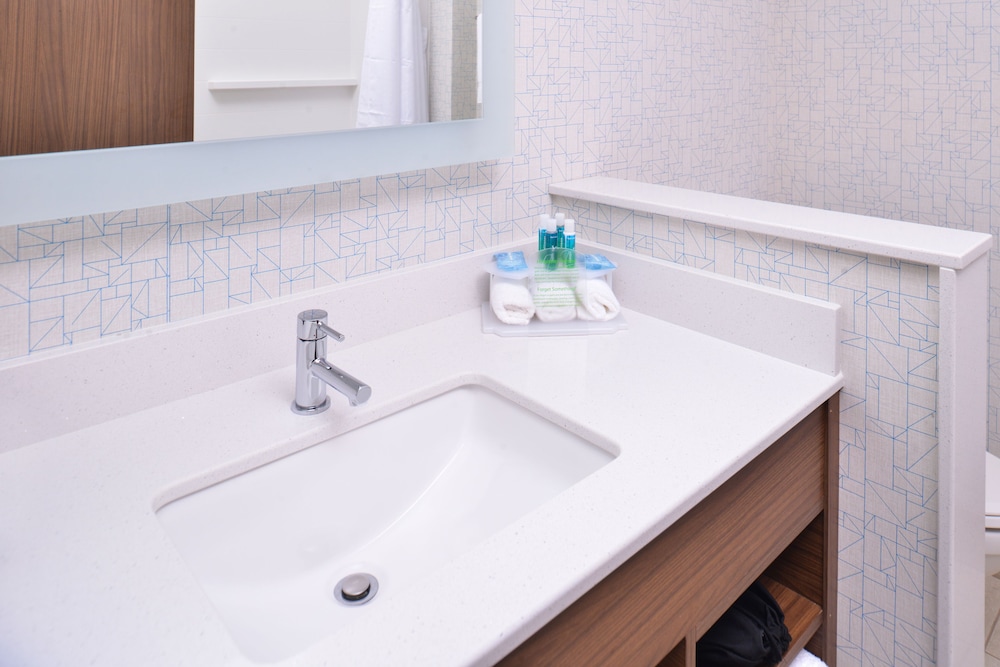 Holiday Inn Express & Suites OMAHA AIRPORT 6/64