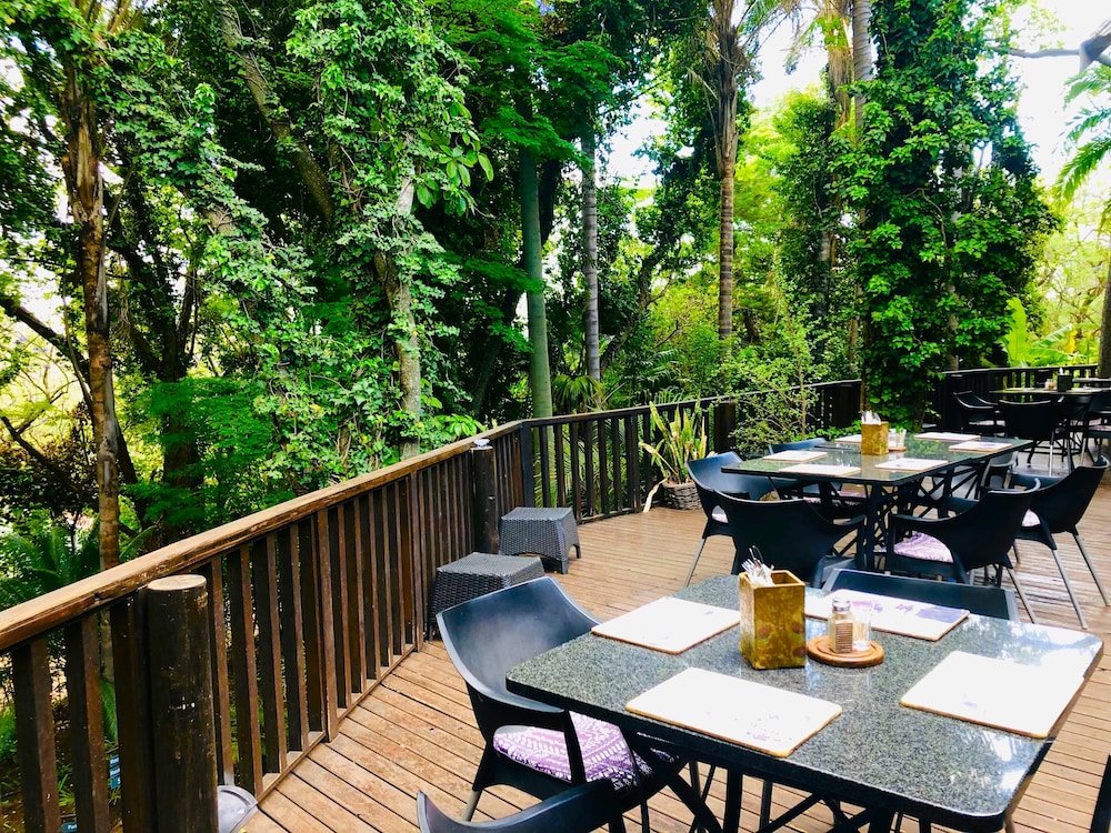 Shangri-La Country Hotel 33/50