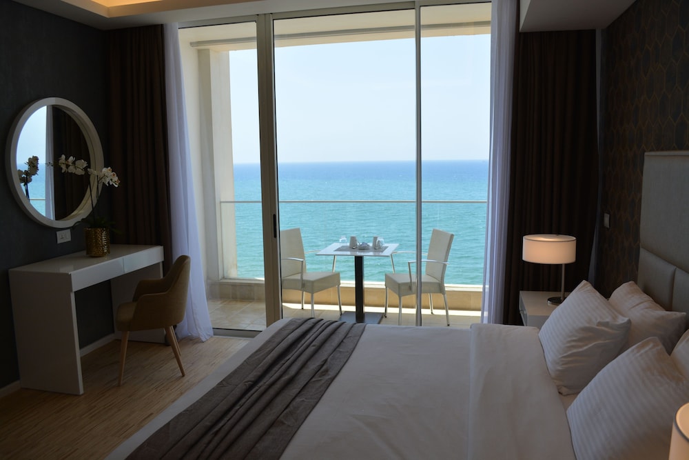 Lancaster Eden Bay Hotel, Beirut 25/65