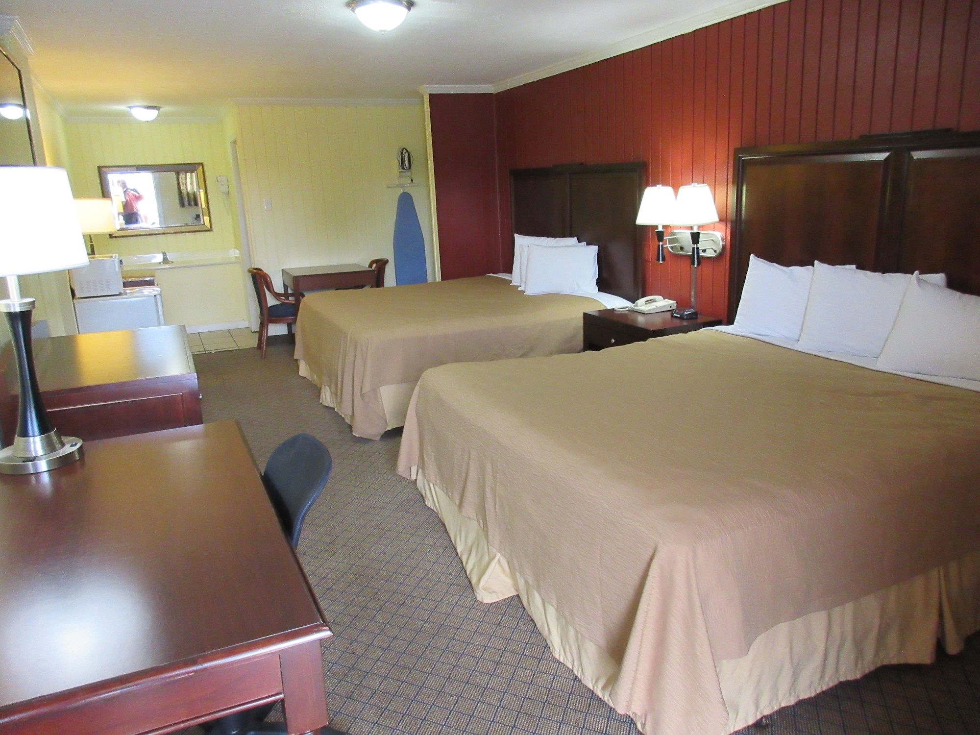 STANDARD, 2 KING BEDS