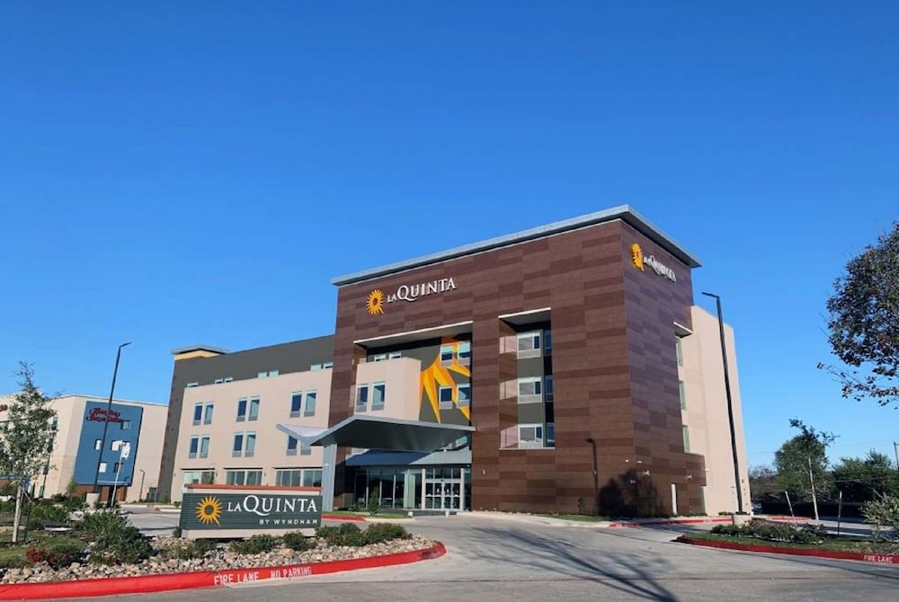 La Quinta Inn & Suites by Wyndham Dallas/Fairpark 38/40