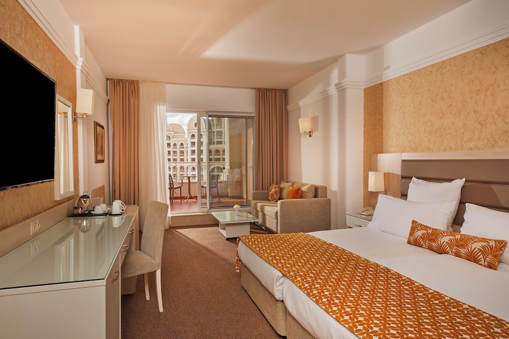 DELUXE, DOUBLE BED, PARTIAL SEA VIEW, TERRACE