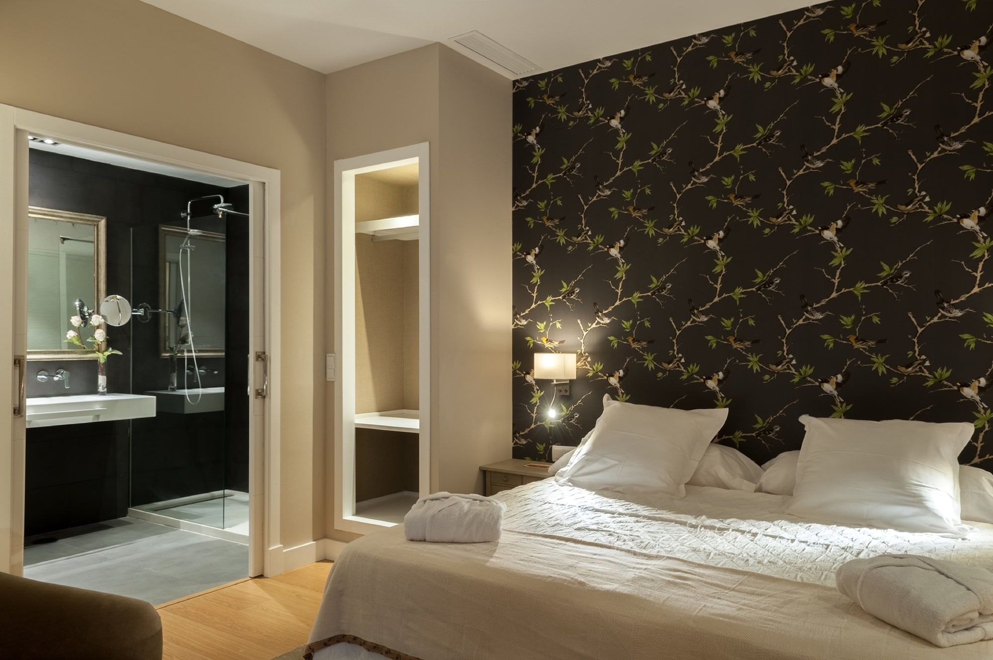 SUPERIOR, SUITE, KING BED, SOFA