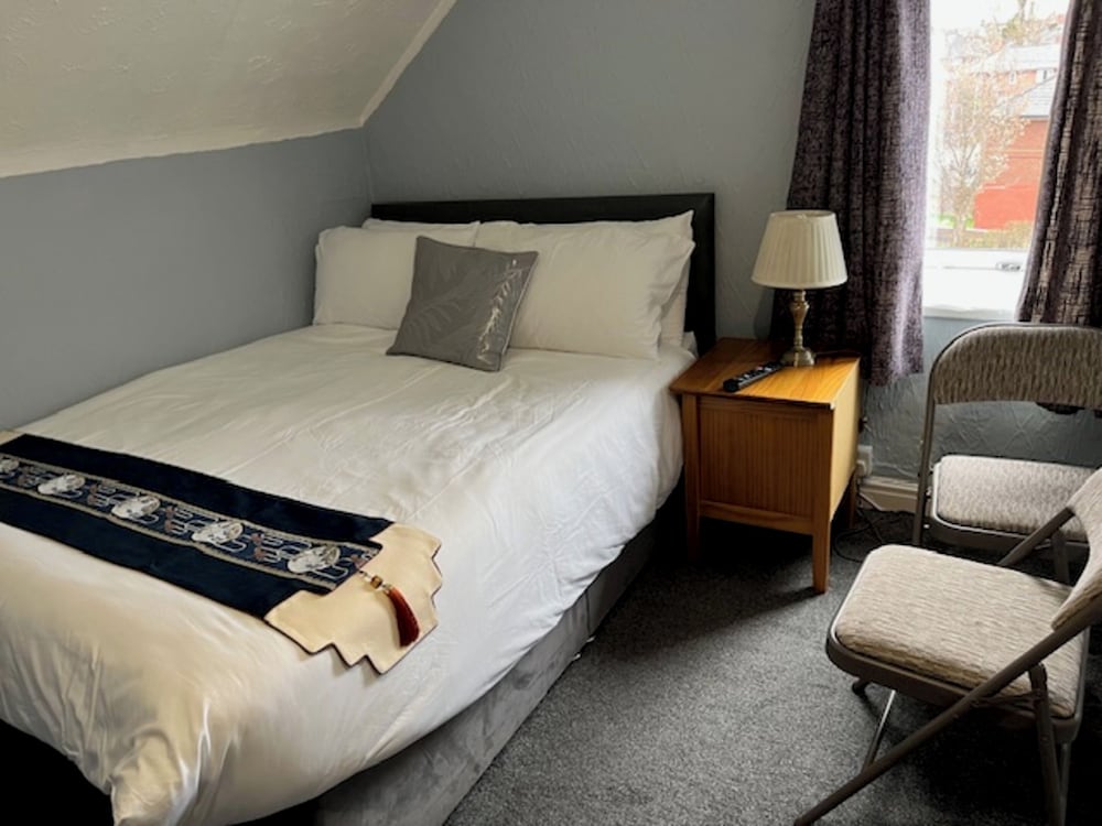 Woodville Lodge Leeds Free Parking Direct Bus to City Centre 10/45
