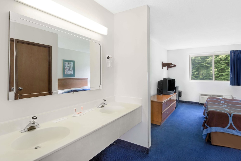 Super 8 By Wyndham Kingston 6/21