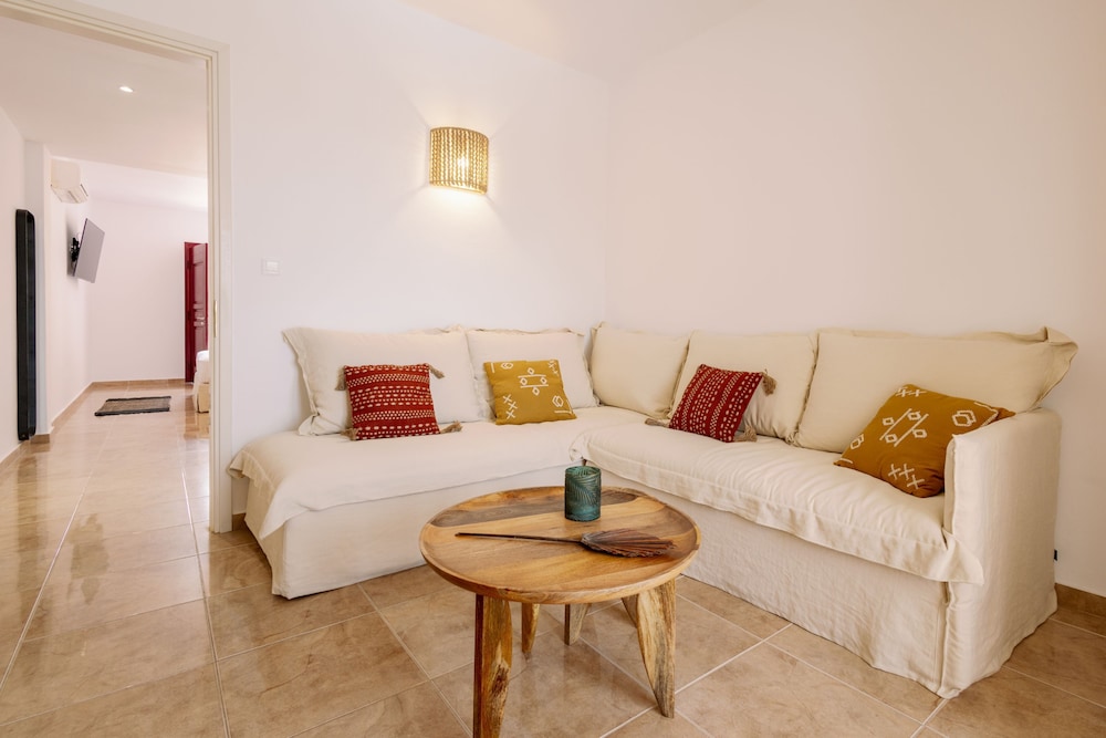 Ariadne Hotel 34/74