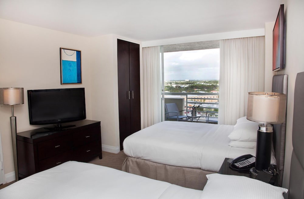 Suite, 2 Queen Beds, Pool and Partial Intracoastal View, Balcony