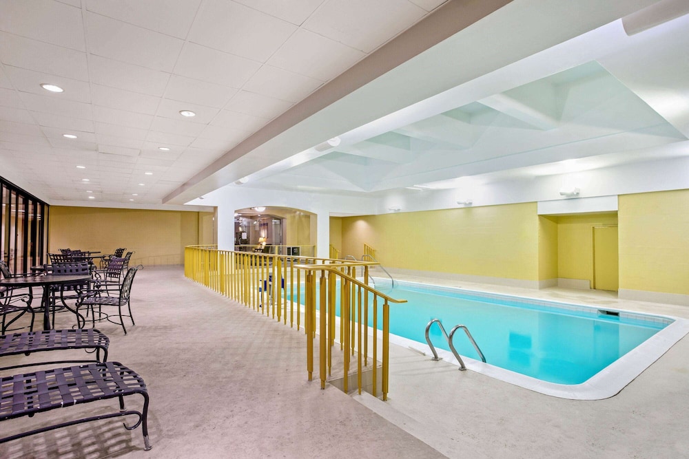 La Quinta Inn & Suites by Wyndham Stamford / New York City 35/59