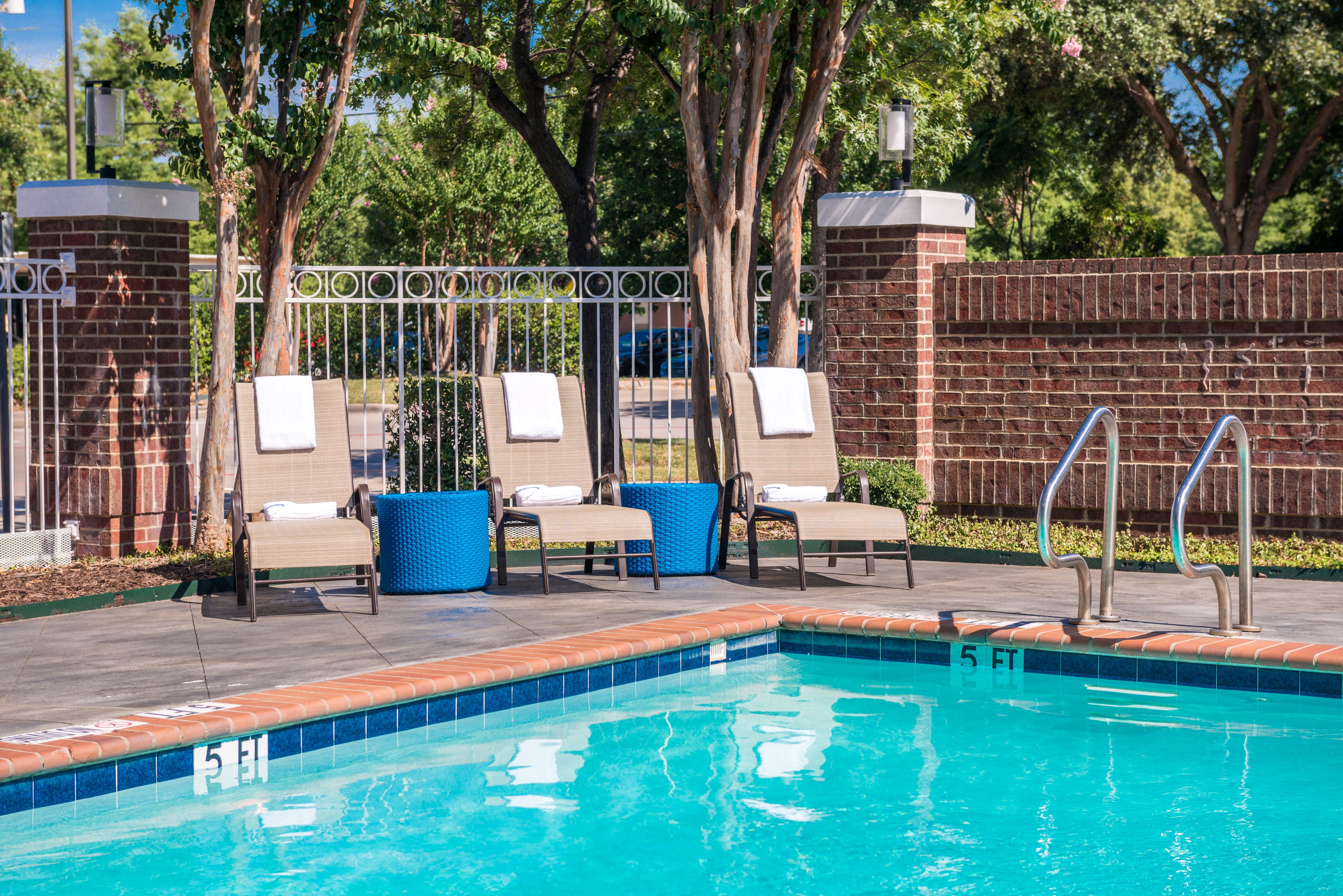 Holiday Inn Express Hotel And Suites Dallas Addison 24/25